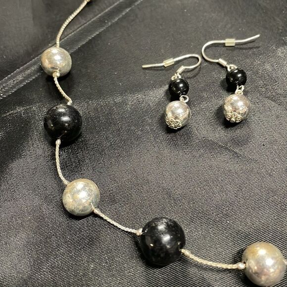 Silver and black beads on silver chain with matching drop earrings, 17-20 inches - Picture 5 of 8